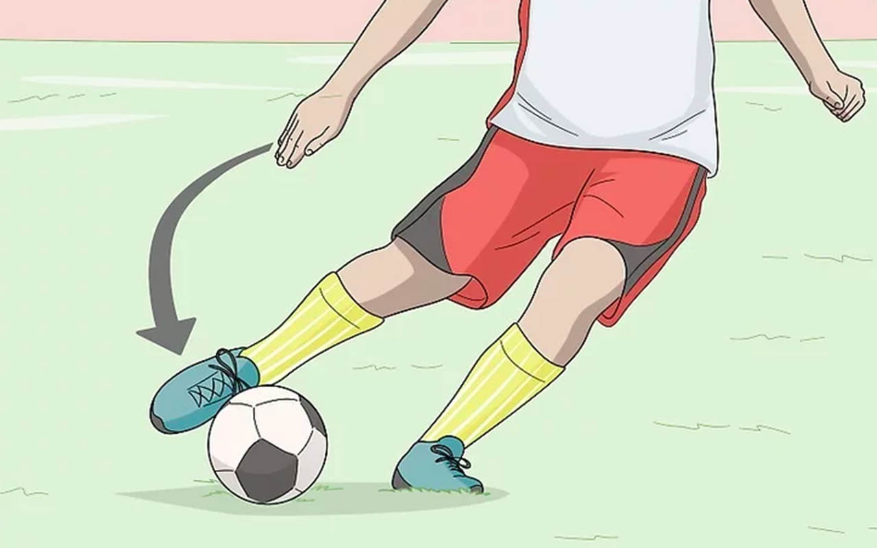 Tendangan menggunakan kaki bagian dalam sepakbola berguna untuk tendangan jarak